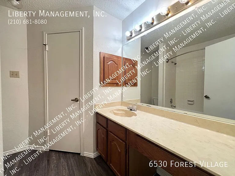 6530 Forest Vlg — Photo 18