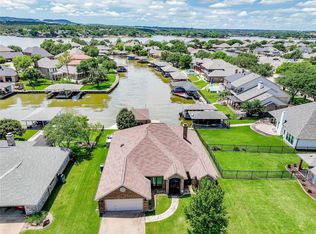 2402 Waters Edge Dr, Granbury, TX 76048