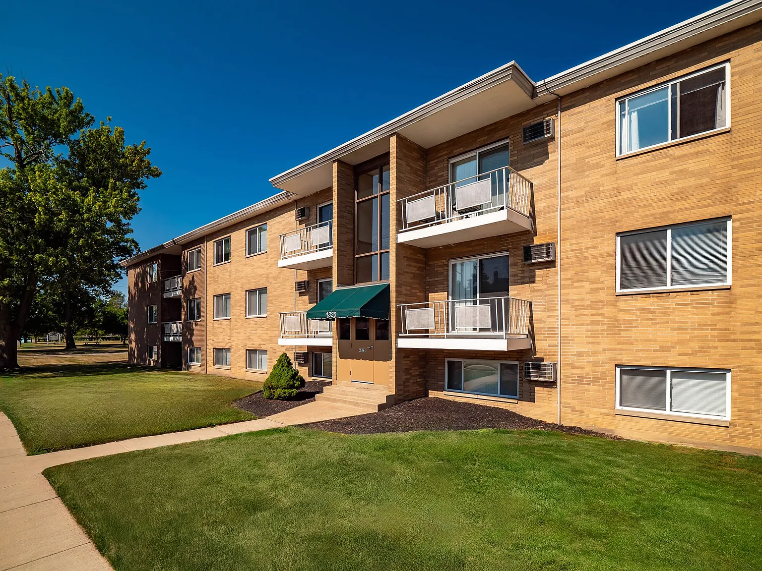 Cross Creek Apartments — Photo 3