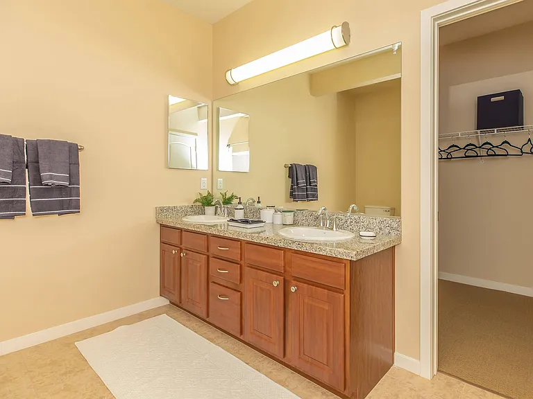 Vineyards at Palm Desert Apartment Homes — Photo 33