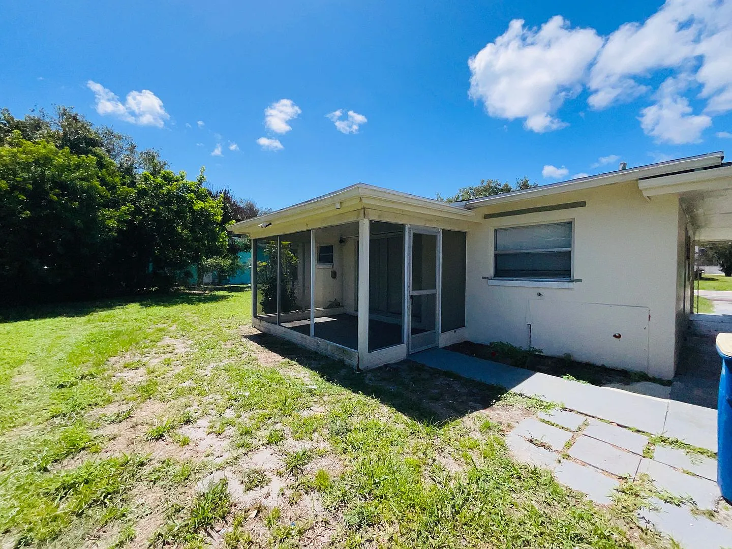 2 Bedroom 1 Bath - Minutes away from Downtown Fort Pierce — Photo 2