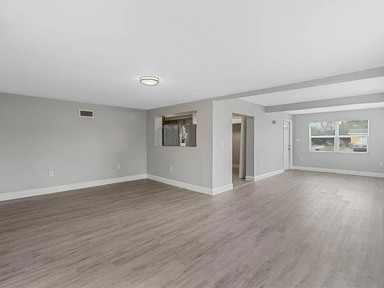 1090 Emerald Dr — Photo 6