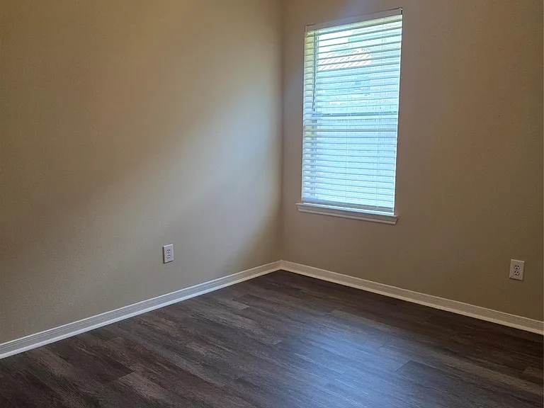 2706 Courtyard Ln — Photo 17