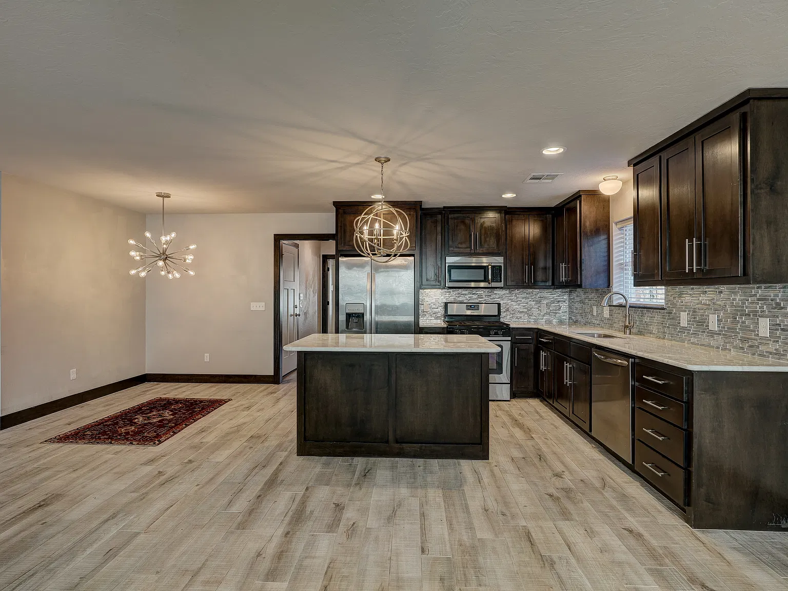 421 W Symmes St — Photo 2