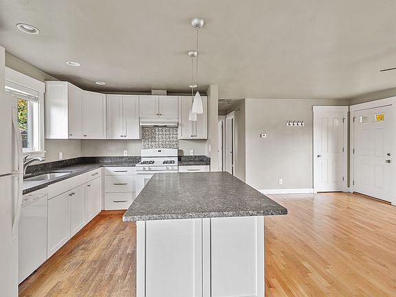 5th image of 381 SE Oleary St