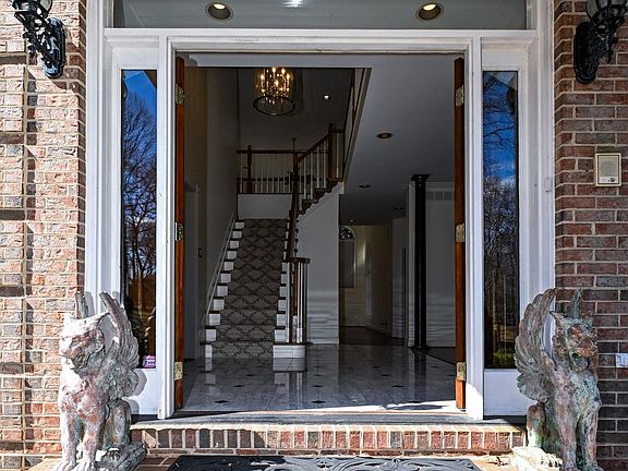 3rd image of 24 Mansel Dr