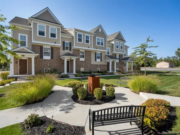 4929 Treeside Ln, Troy, MI 48098