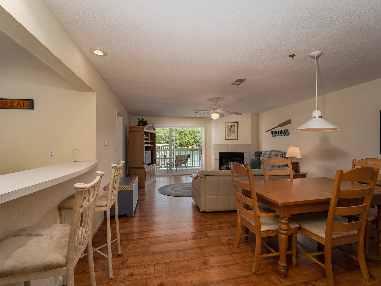 2 bed, 1054 sqft, $1,300 — Photo 2