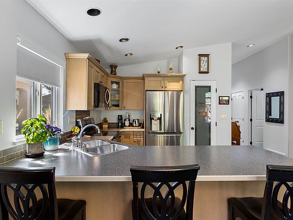4th image of 757 Rosewood Cres