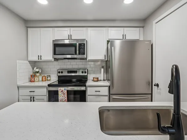 9705 Hellingly Pl #62, Gaithersburg, MD 20886