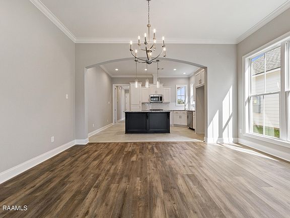 5th image of 425 Flores Ct