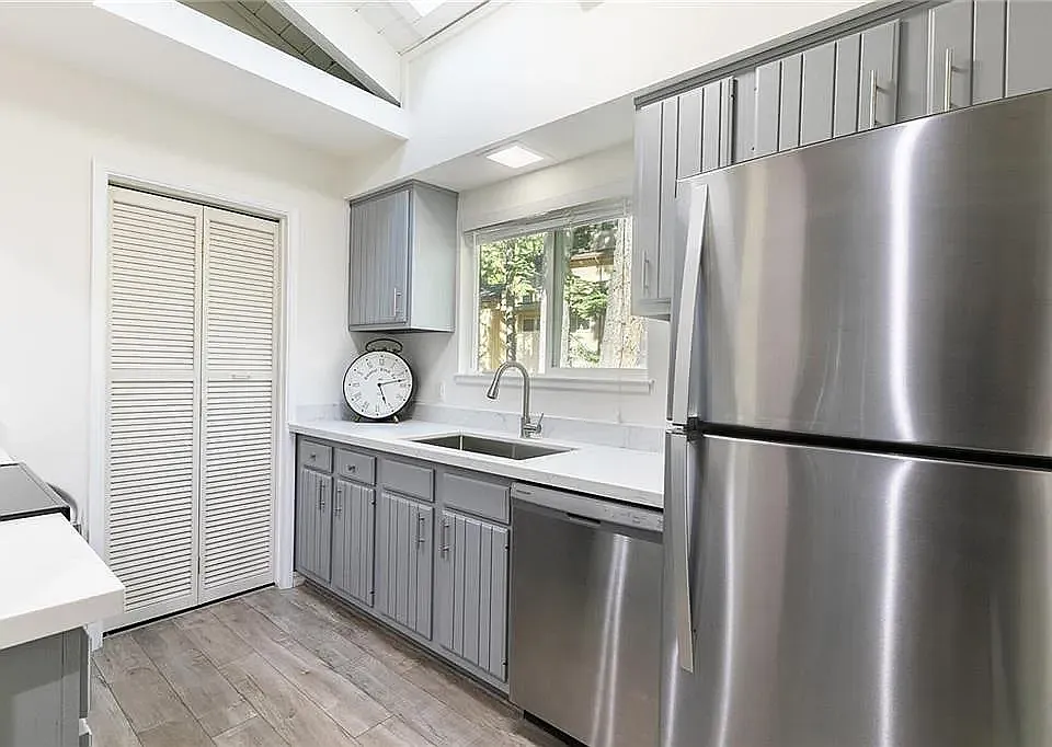 3 bed, 2.5 bath, 1360 sqft, $3,400 — Photo 2