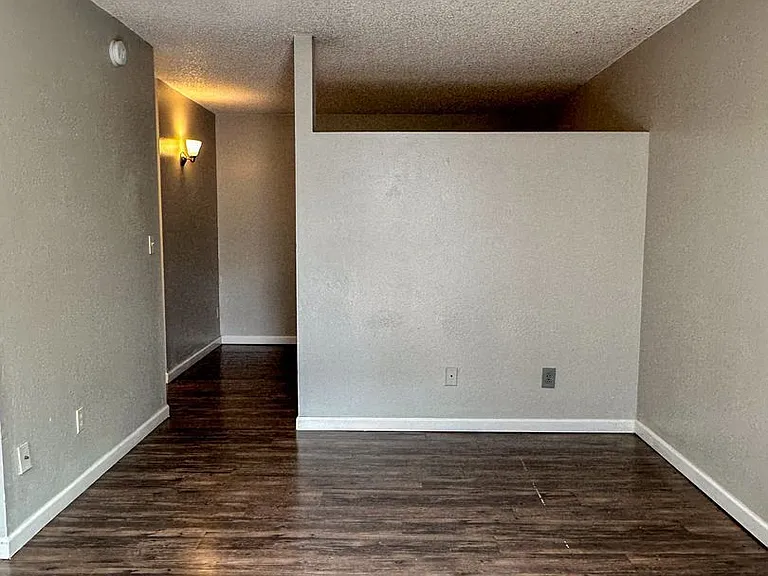 Eastpointe — Photo 31