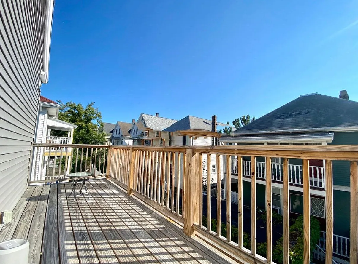 4 bed, 9999 sqft, $5,200 — Photo 3