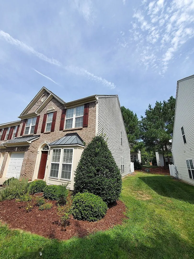 3 bed, 2.5 bath, 1944 sqft, $2,085 — Photo 3