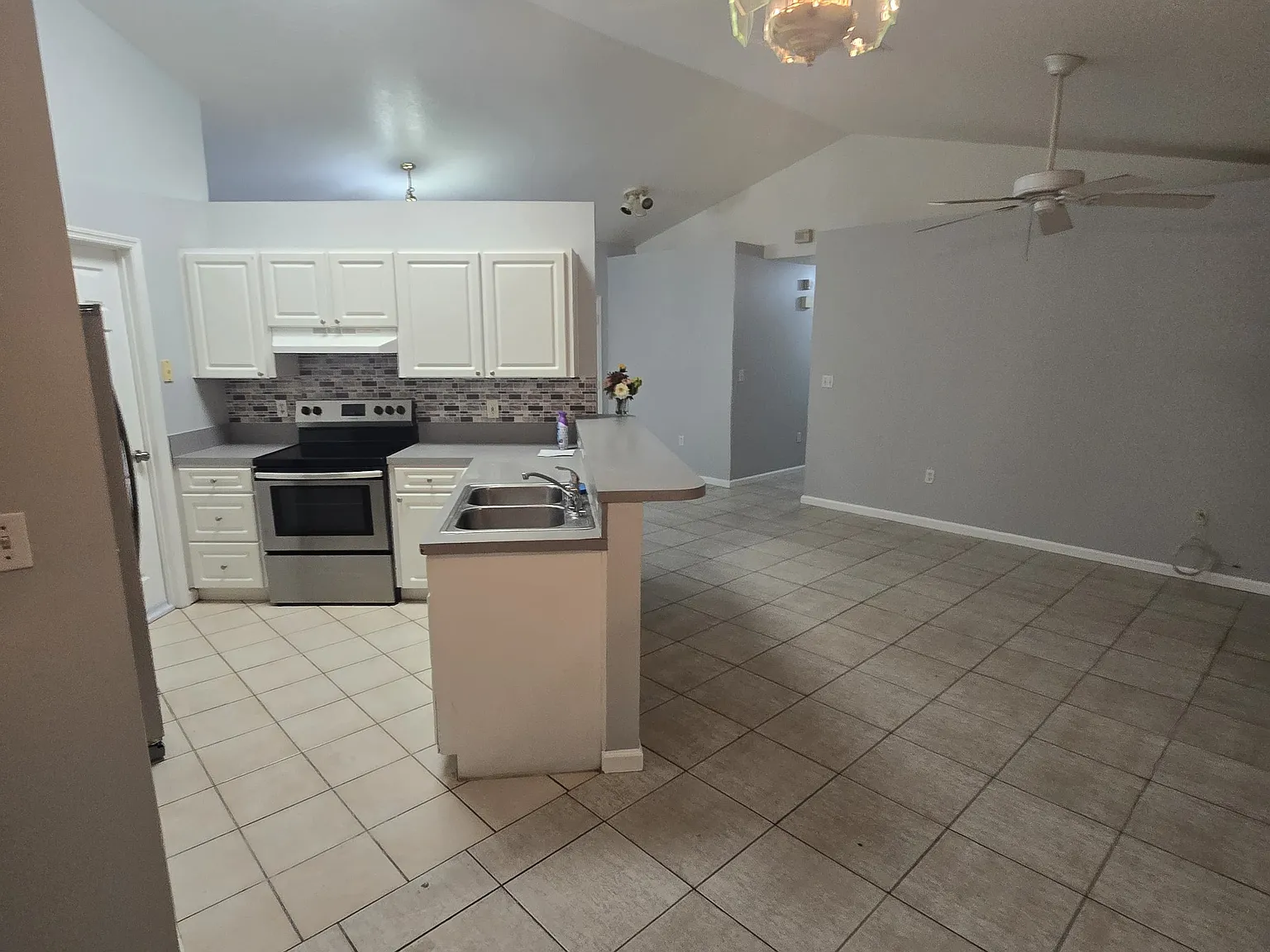 3 bed, 1269 sqft, $2,300 — Photo 4