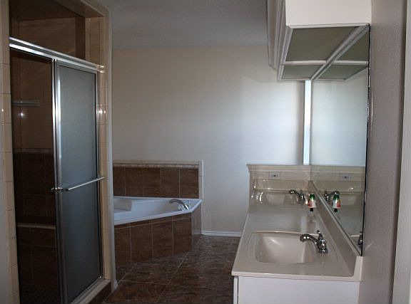 5th image of 2100 E 22nd St