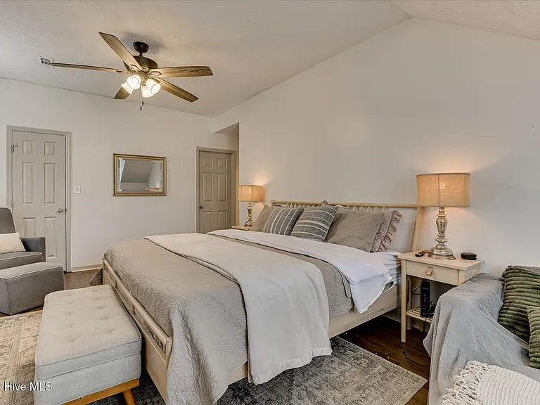 1084 Severn Dr — Photo 17