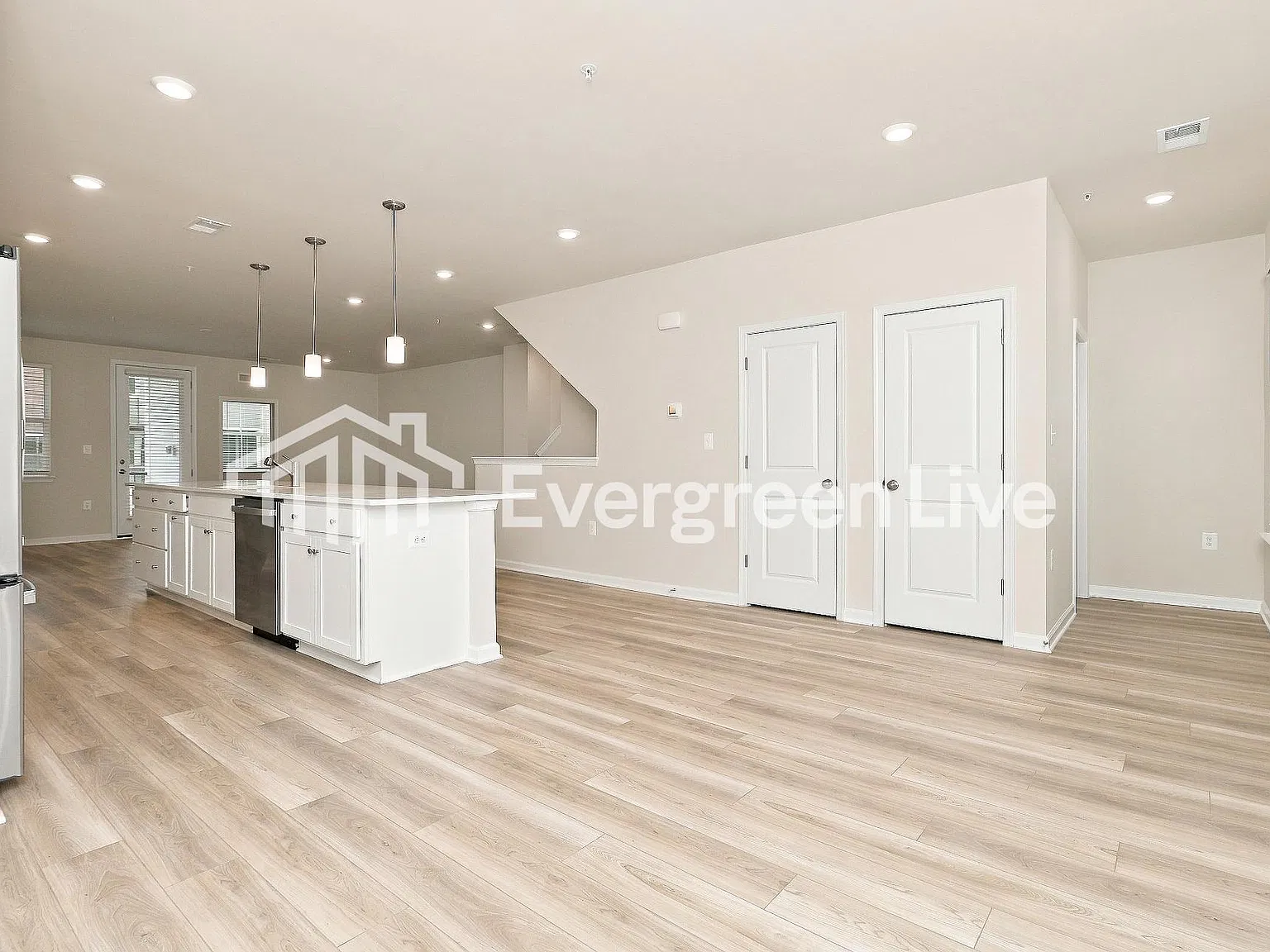 3 bed, 2.5 bath, 2415 sqft, $3,035 — Photo 4