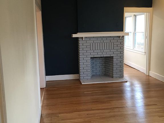 Living room 1 of 3
