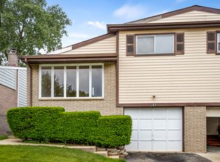 947 Beau Dr, Des Plaines, IL 60016