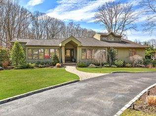 26 Threepence Dr, Melville, NY