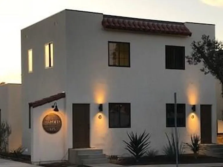 375 Termino Ave — Photo 17