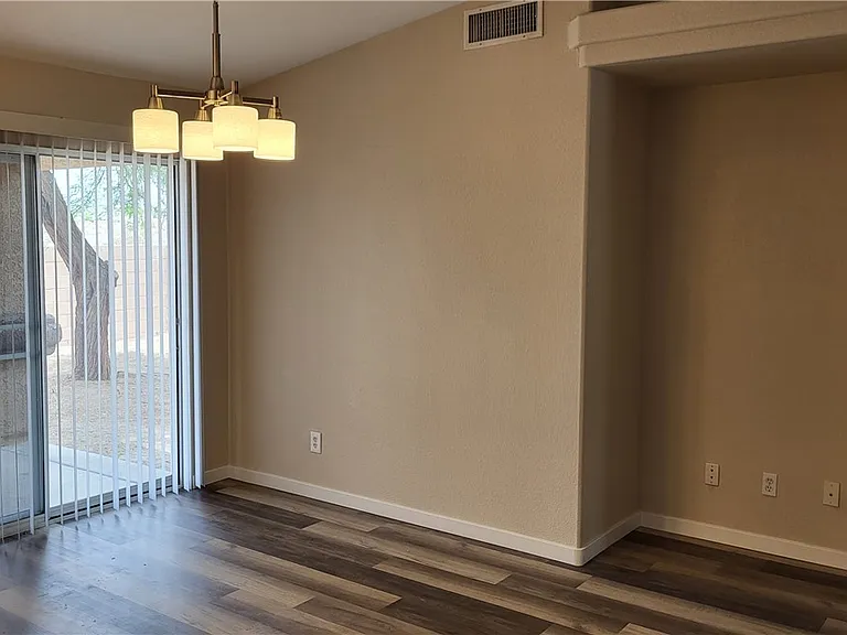 2105 E Crystal Dr — Photo 4