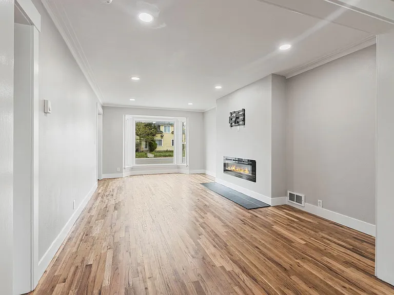 B345AG — Photo 18