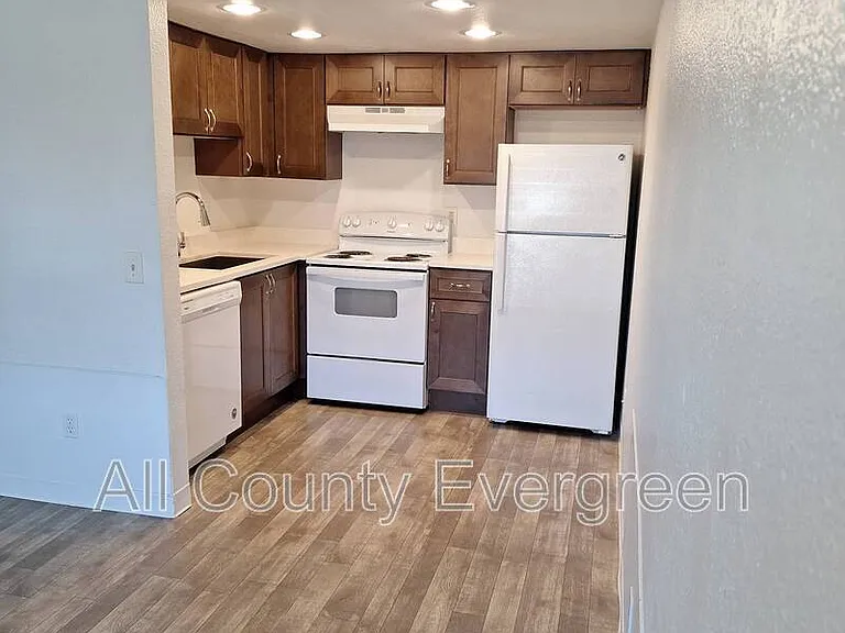 420 23rd St SE #B — Photo 3