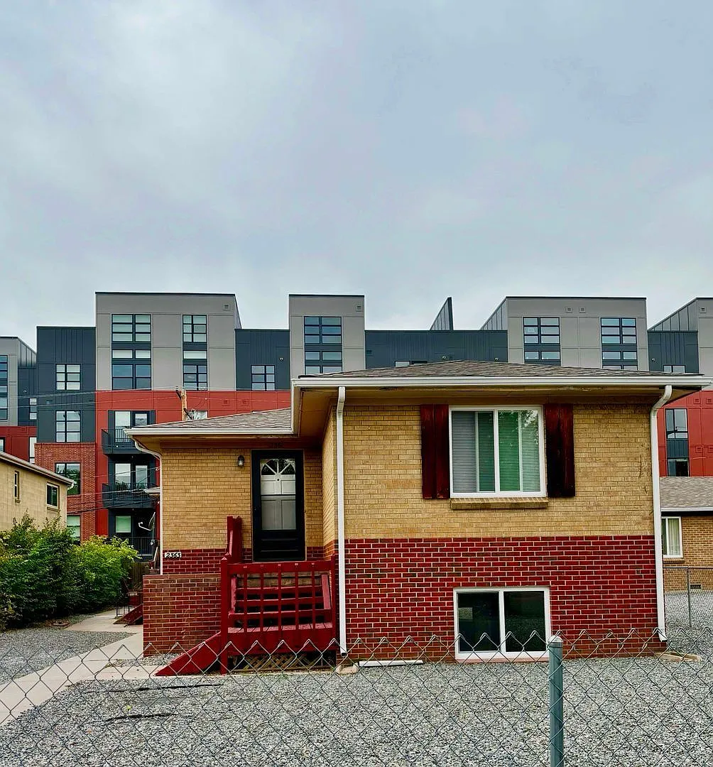 Prime Location! 1BR Bungalow Near DU, Light Rail & Porter Hospital Available Now!! — Photo 3