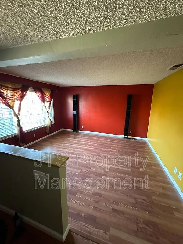 4 bed, 2.0 bath, 1666 sqft, $2,595 — Photo 3