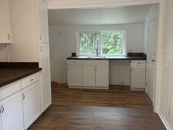 4th image of 392 N Main St