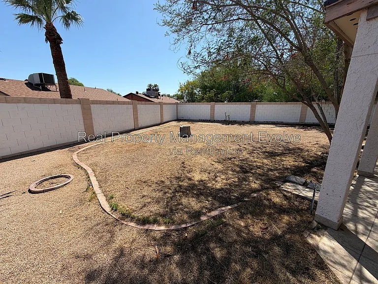 513 E Wickieup Ln — Photo 20