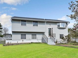 9 Loma St, Medford, NY 11763