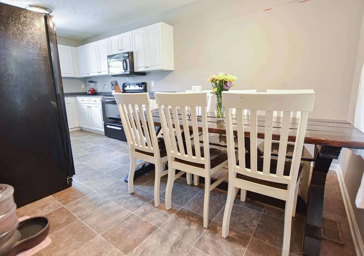 Pet Friendly Three Bedroom! — Photo 4