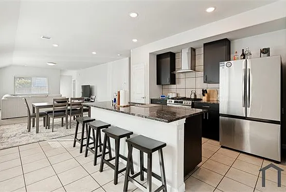 3 bed, 1858 sqft, $2,800 — Photo 2
