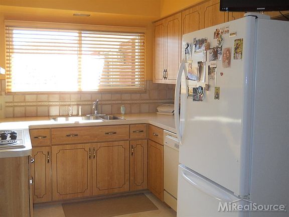 3rd image of 23312 Middlesex St