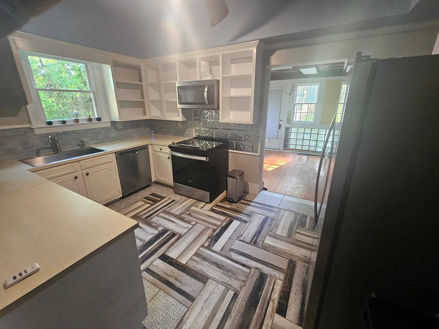 5 bed, 2500 sqft, $750 — Photo 3