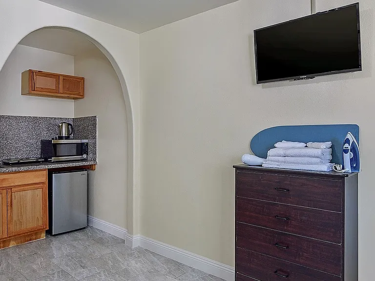 West Adams Studio Apartments — Photo 17
