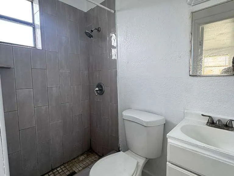 529 Lucy St — Photo 6