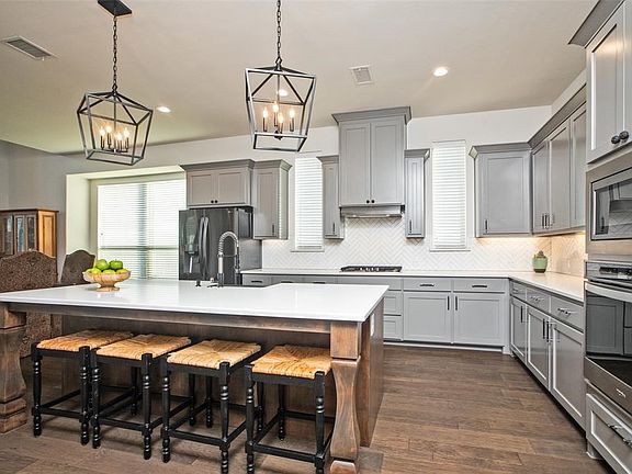 5th image of 15632 Lucy Ln