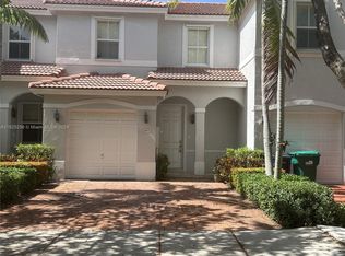 1015 NE 208th St, Miami, FL 33179
