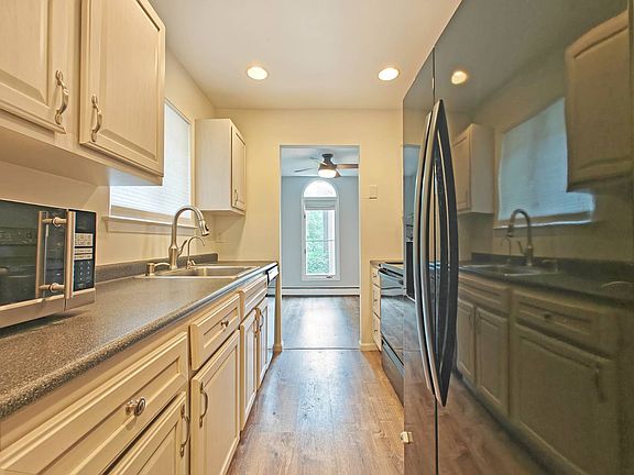 4th image of 15 Granada Cres APT 15