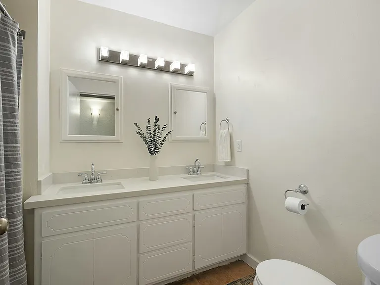 334 W Horseshoe Ave #8 — Photo 8