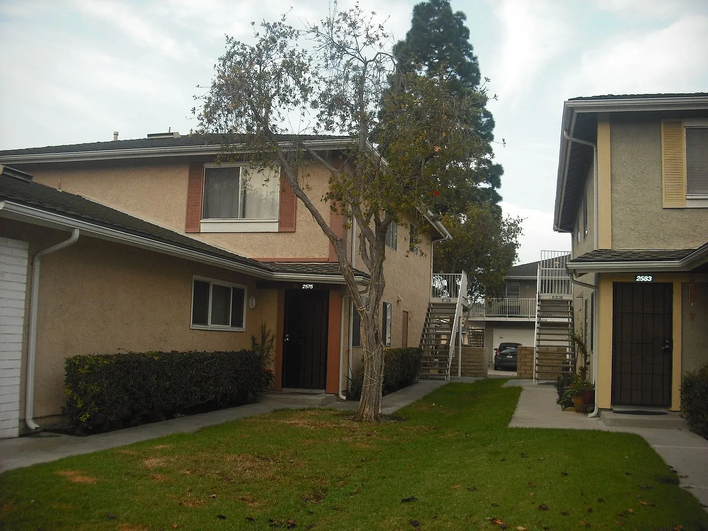 Lovely 2 bedroom Penthouse Condo with garage & pool — Photo 2