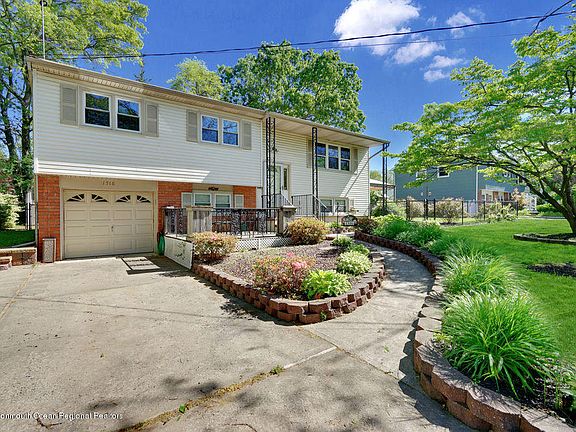 2nd image of 1516 Chatham Dr