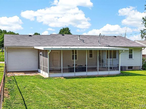 2nd image of 402 Rose Dr