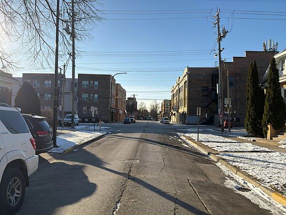 4th image of 2118 S 61st Ct