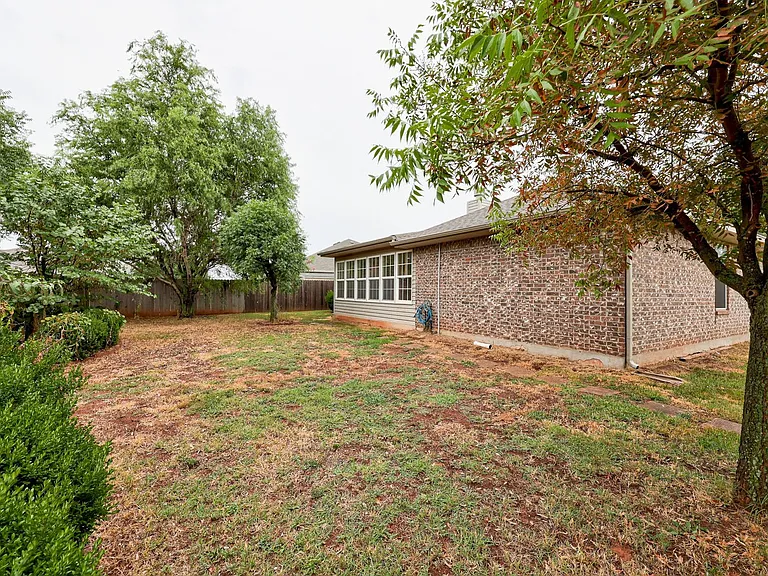 605 Eastview Dr — Photo 48